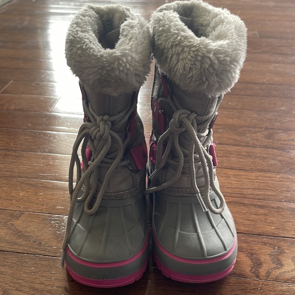 Girls Pink and Grey Snow Boots Size 9 Worn Twice - Picture 2 of 4